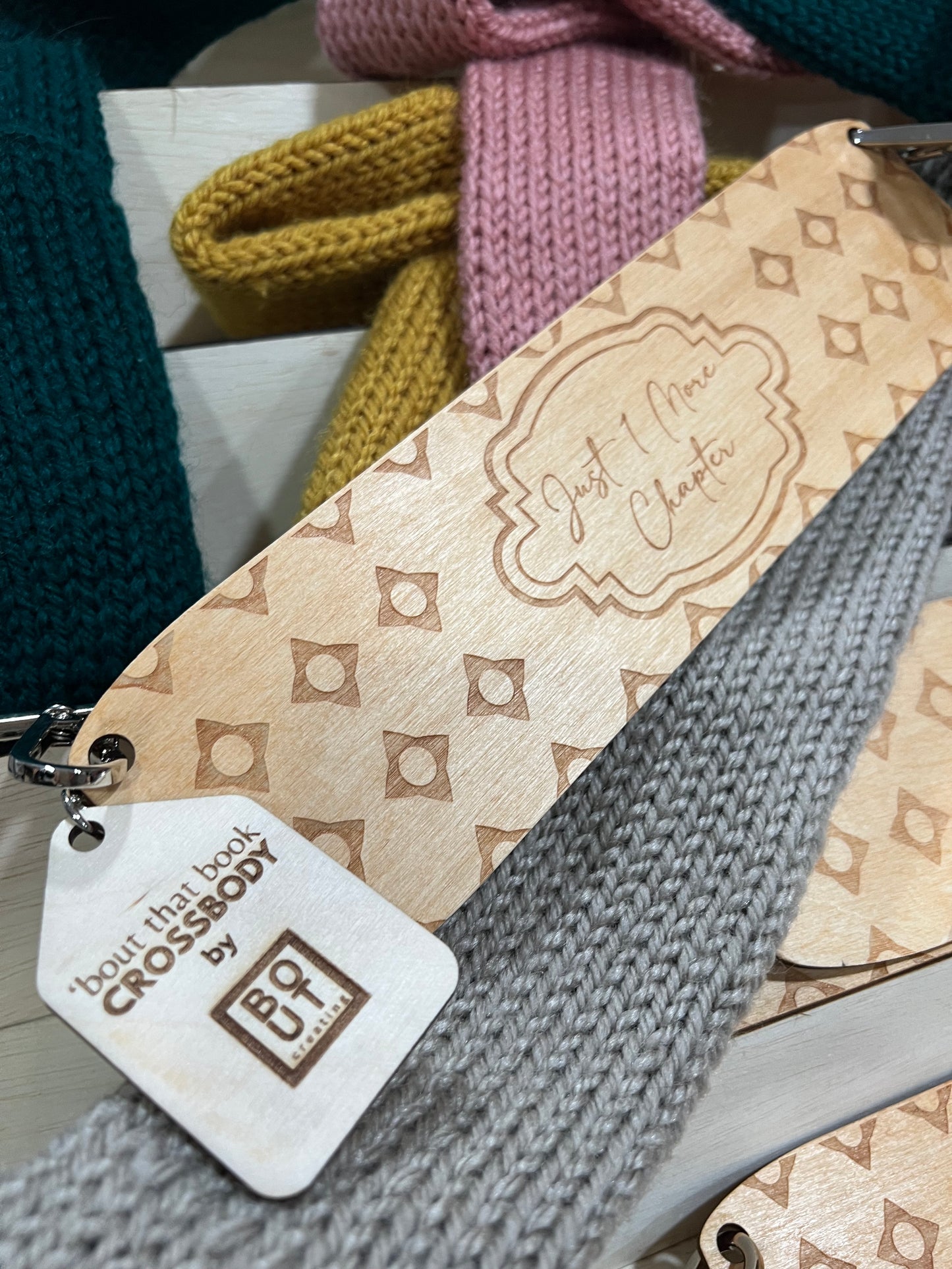 bout’ that book CROSSBODY