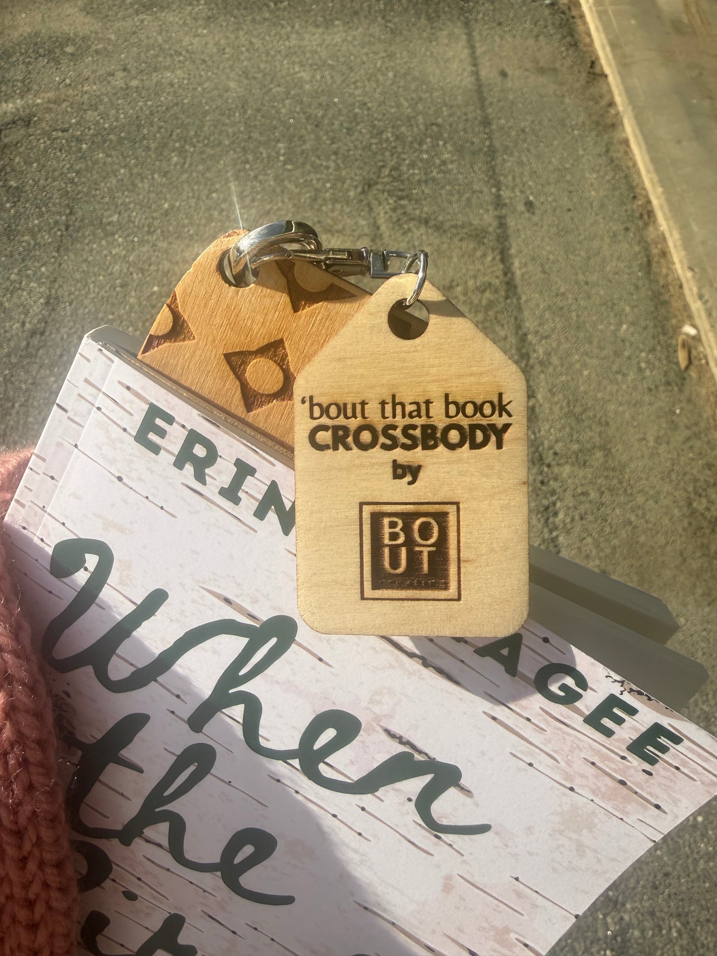 bout’ that book CROSSBODY